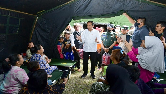 Además de reunirse con evacuados, Widodo conoció detalles de los trabajos de recuperación y la distribución de ayuda humanitaria.