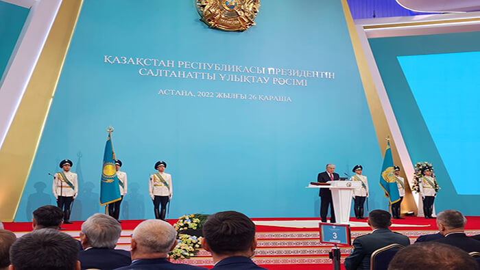 Durante el acto de toma de posesión, Tokayev se comprometió a ceñirse a la Constitución y las leyes kazajas.