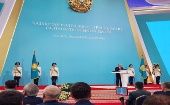 Durante el acto de toma de posesión, Tokayev se comprometió a ceñirse a la Constitución y las leyes kazajas. 