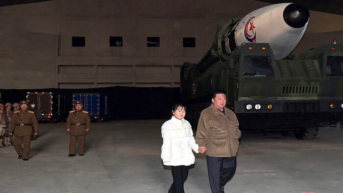 El líder norcoreano, Kim Jong Un exaltó al misil Hwasong-17 como el arma estratégica más potente del mundo.