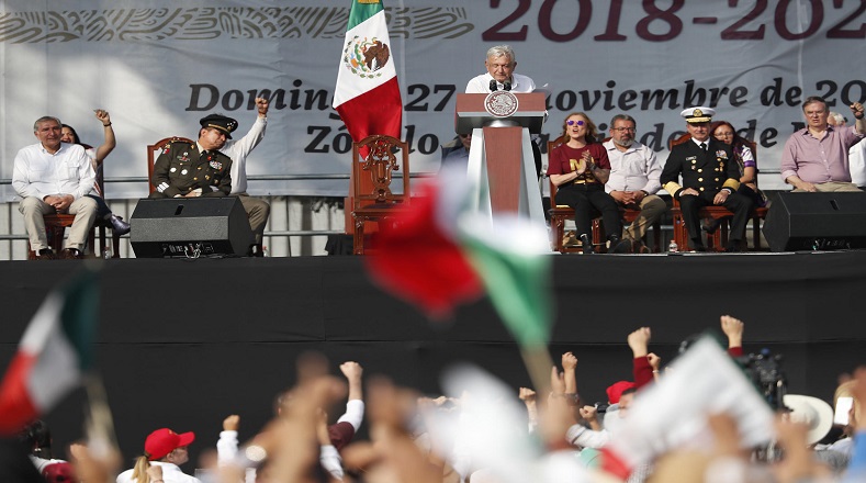 Múltiples figuras políticas, gobernadores, alcaldes, diputados, senadores y ciudadanía de diferentes estados de México acudieron a la Ciudad de México para participar en la marcha.