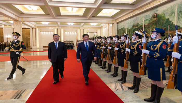 Ambas delegaciones emitieron la Declaración Conjunta sobre el Avance de la Asociación Estratégica Integral de la Nueva Era entre China y Mongolia.