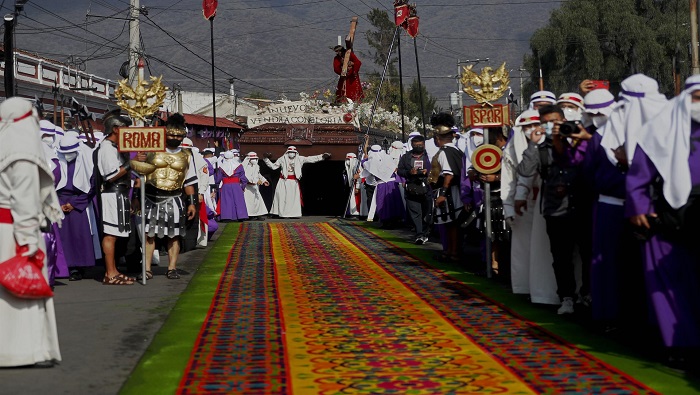 La celebración de la Semana Santa se remonta al siglo XVI en la entonces ciudad de Santiago de Guatemala, actualmente conocida como Antigua Guatemala.