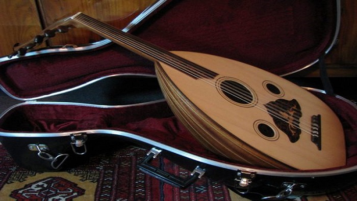 El oud o laúd árabe es el instrumento de cuerda más representativo de la música de esta región. Cuenta con 11 o doce cuerdas agrupadas en seis órdenes. 