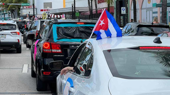Los participantes entonaron primero el himno nacional de Cuba y después procedieron a recorrer en sus vehículos céntricas avenidas de Miami.