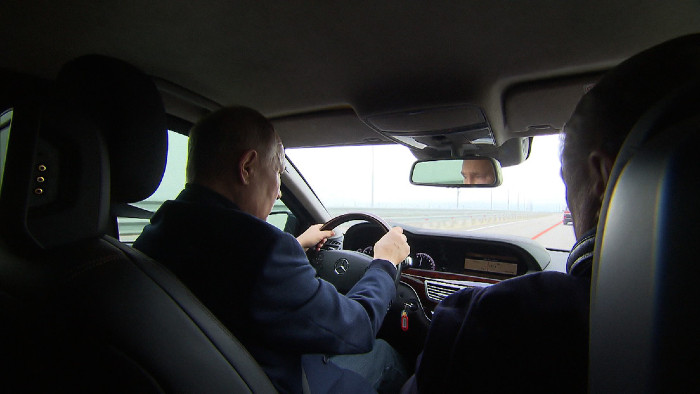 El titular del Kremlin condujo el vehículo por el lado derecho de la vía junto al vice primer ministro Marat Jusnulin.