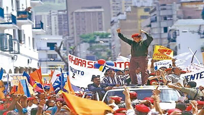 Hugo Chavéz es felicitado por sus simpatizantes tras obtener más del 50 por ciento de los votos en las presidenciales de 1998.