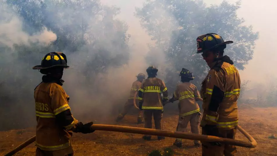 El gerente de protección de Conaf, Pablo Lobos, aseguró que este año se han registrado un 6% menos de incendios que la temporada pasada pero las superficies afectadas han aumentado un 52%.
