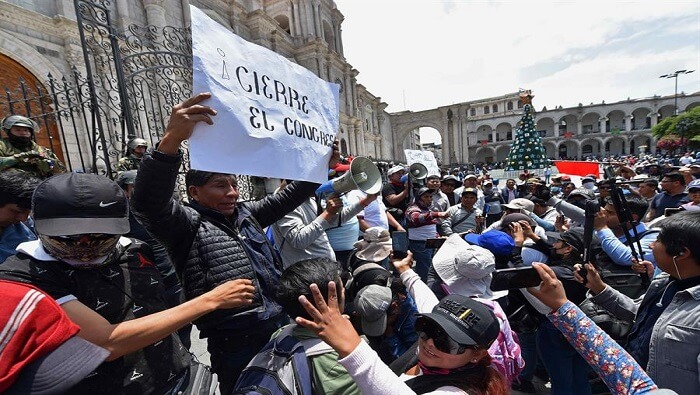 Sectores de la población mantuvieron las manifestaciones pacíficas en regiones como Puno, Cusco, Tacna, Lima (capital), Apurímac, Arequipa, entre otras.