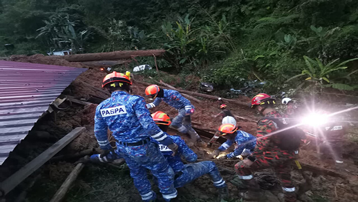 Equipos de rescate de Malasia buscan a sobrevivientes del corrimiento de tierra.