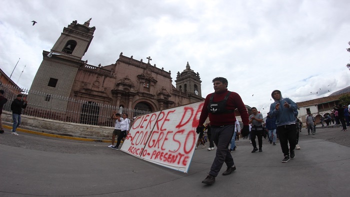 Las protestas continúan en Perú pese al estado de excepción impuesto por Dina Boluarte, cuyo Gobierno comenzó este sábado el allanamiento de locales de movimientos y organizaciones populares.