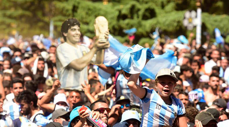 Los argentinos salieron a las calles para compartir su felicidad tras una final cargada de muchas emociones desde el primer minuto del partido, considerada como una de las mejores en la historia del Mundial de FIFA.