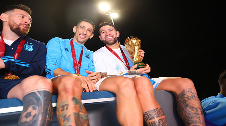 Messi en compañía de un par de sus compañeros festejan junto a sus fanáticos el nuevo logro de la selección de fútbol.