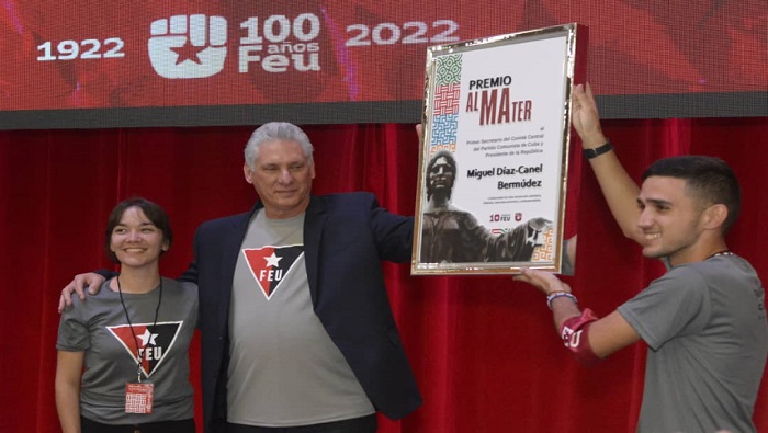 La FEU entregó al presidente Díaz-Canel el premio Alma Máter.