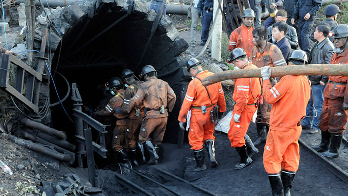 Las autoridades movilizaron a la mina equipos de rescate para socorrer a las personas atrapadas por el derrumbe.