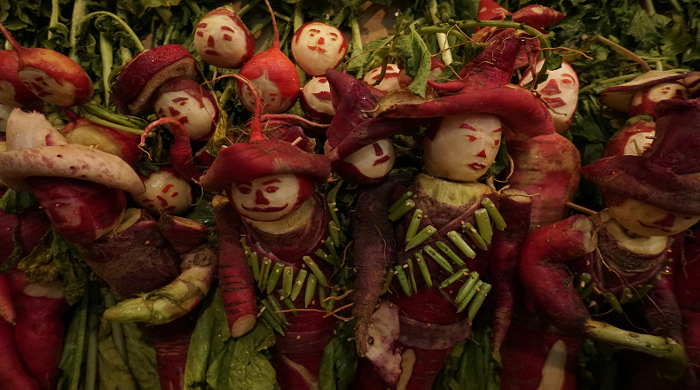 En honor a la fecha, desde hace 125 años los artesanos de Oaxaca, en México, celebran la Noche de los Rábanos, donde crean figuras a partir de esas verduras de color rojo intenso y blanco, y se exhiben en el Zócalo de esa ciudad.
