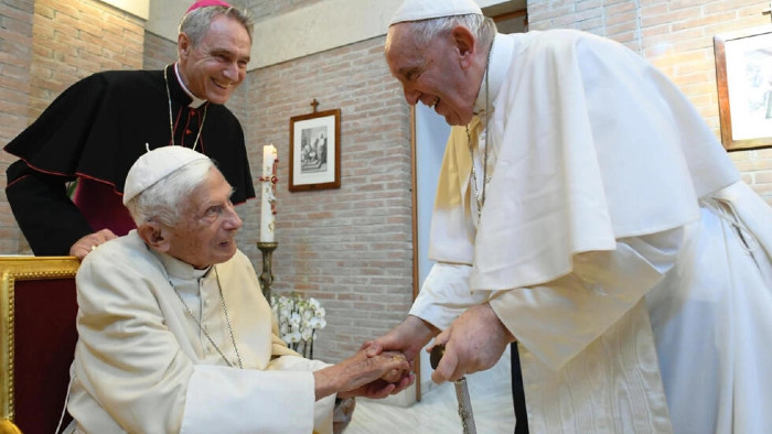 El papa Francisco instó a una oración especial por su predecesor “pidiendo al Señor que lo consuele y lo sostenga”.
