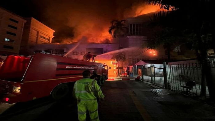 Según fuentes del cuerpo de bomberos, el derrumbe parcial del edificio a causa del incendio ha dificultado las operaciones de rescate y salvamento.