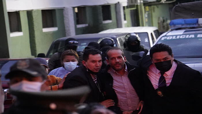 El gobernador Luis Fernando Camacho fue detenido en la ciudad de Santa Cruz y traslado a la ciudad de La Paz.