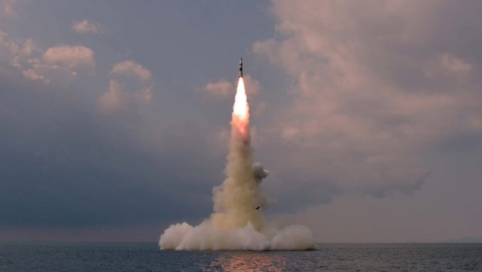 El Ministerio de Defensa japonés también informó que Pyongyang había lanzado tres misiles.