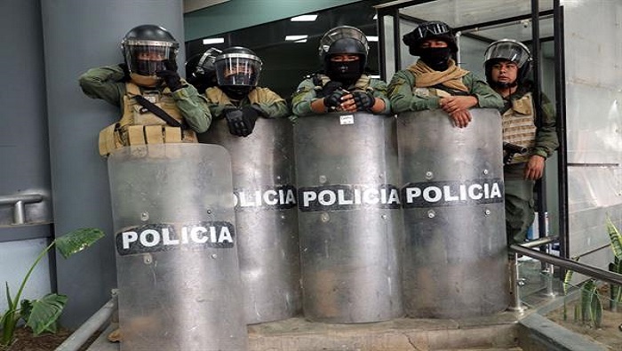 La Policía de Santa Cruz custodia instalaciones y realiza otras acciones para que grupos de la derecha no perturben la paz pública.