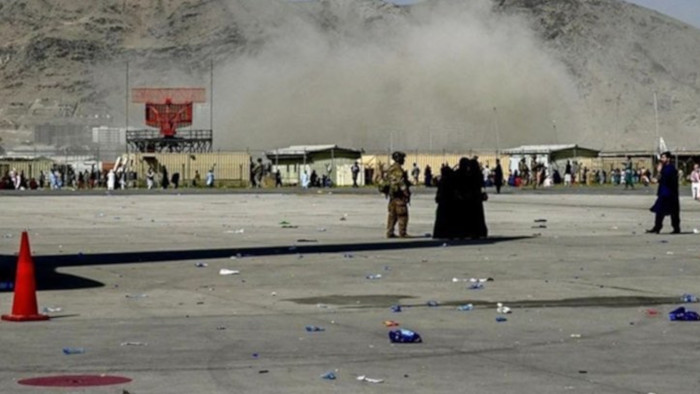 Las inmediaciones del aeropuerto militar de Kabul habían sido acordonadas por las fuerzas de seguridad de los talibanes y todas las carreteras habían sido cerradas.