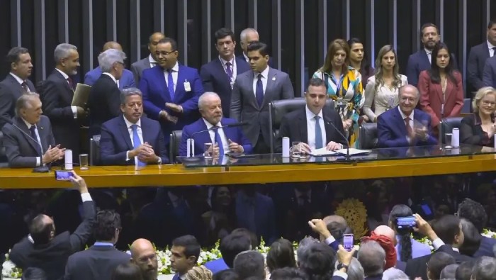 El Congreso Nacional toma juramento a Luiz Inácio Lula da Silva y Geraldo Alckmin como presidente y vicepresidente.