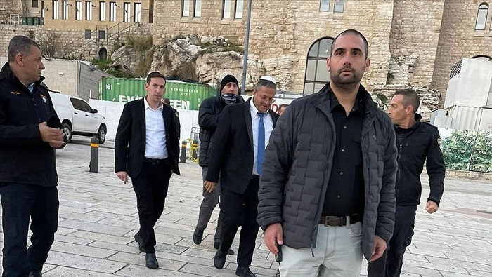Ben-Gvir (al centro, con kipás blanco) ingresó al complejo sagrado fuertemente custodiado y desde allí desafió a Hamás.