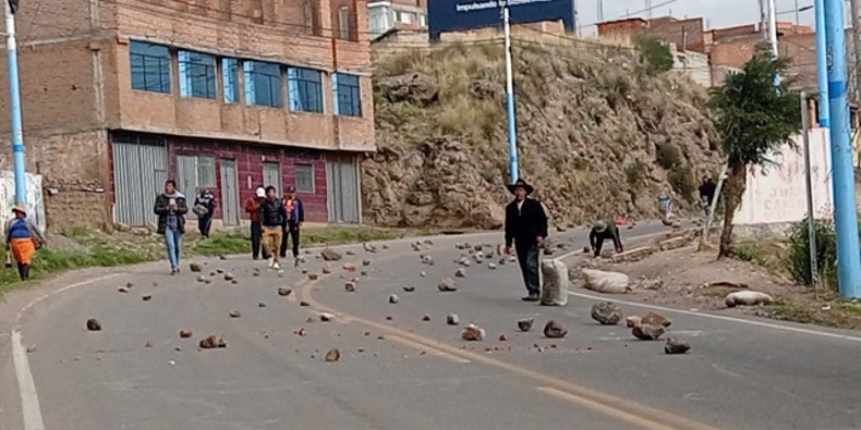 La vía Puno-Desaguadero también fue bloqueada; mientras que un grupo de huelguistas se trasladó hasta el puente Internacional en Ilave, para bloquear esa área.