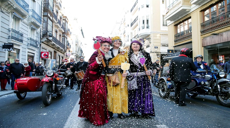 Numerosas mujeres ataviadas con vestiduras de fantasía desfilaron y amenizaron la cabalgata de Reyes en numerosas regiones europeas.