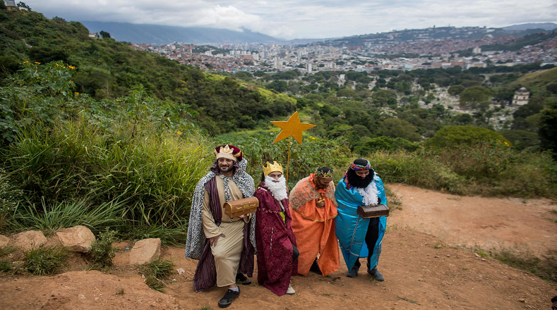 Caracas, la capital de Venezuela, también celebró el Día de Reyes con jóvenes disfrazados de Gaspar, Melchor y Baltasar que repartieron caramelos en distintas zonas.