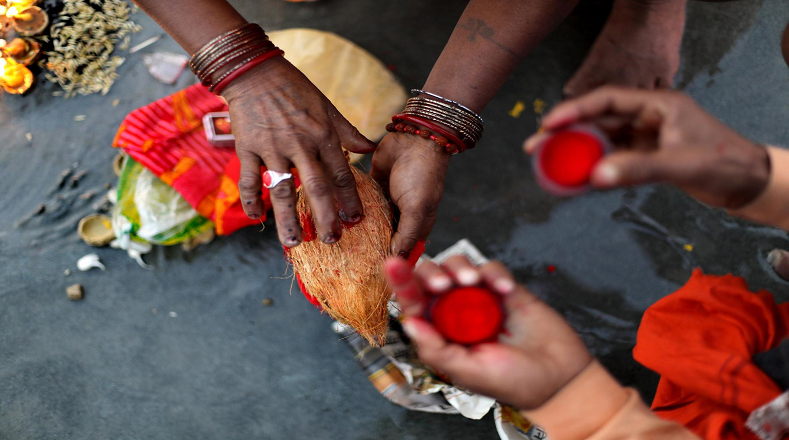 La Mela se expresa con solemnidad y miles de peregrinos de toda la India acuden al evento en busca de consuelo, preparan platos típicos, vuelan cometas y ofrecen al Sol semillas de sésamo y legumbres.