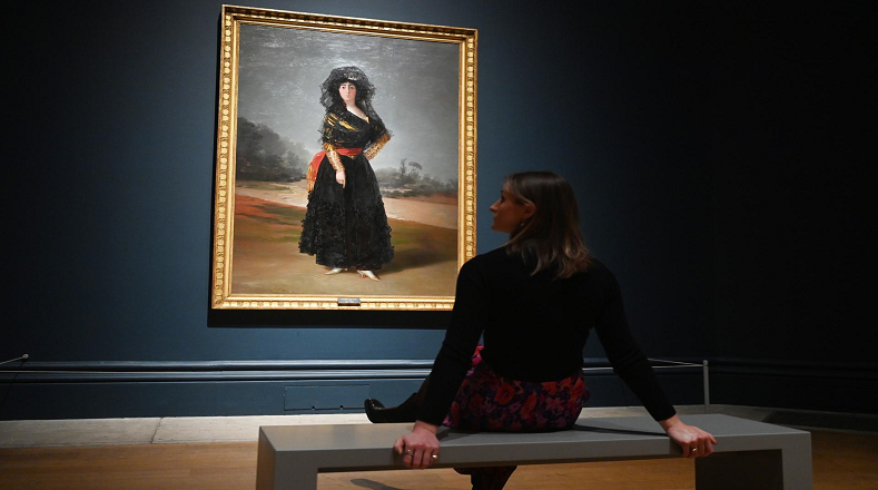Precisamente, es el Retrato de la duquesa de Alba de negro, pintado por el español Francisco de Goya, el que decora la fachada de la Real Academia de las Artes londinense, dando la bienvenida a quienes se sumergirán en un paseo por la cultura del país ibérico. 