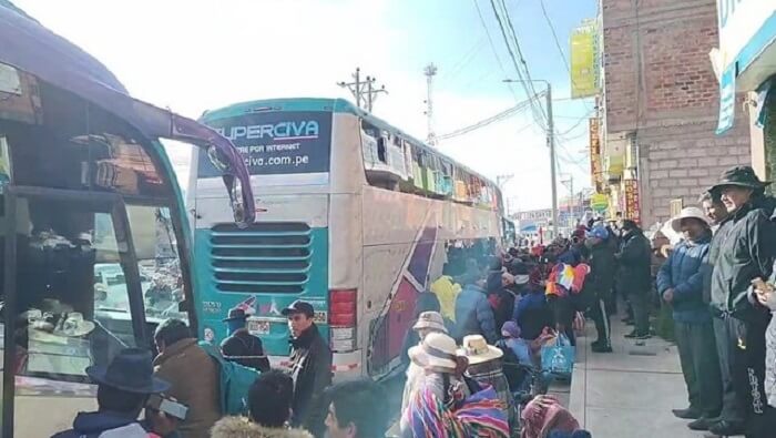 De otras provincias como Chucuito y El Collao partieron en esta jornada más de mil personas hacia la capital peruana para unirse a la marcha.