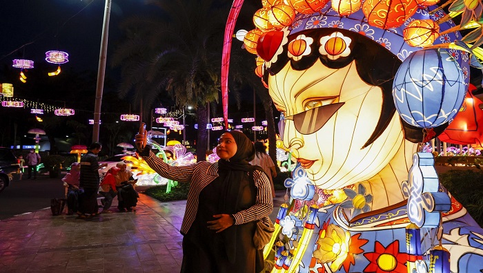 Realizan festival de los faroles del Año Nuevo Lunar en Indonesia