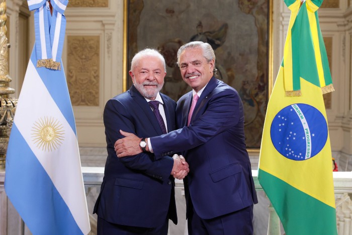 Ambos jefes de Estado mantuvieron una reunión de aproximadamente una hora, acompañados por los respectivos cancilleres, Santiago Cafiero y Mauro Vieira