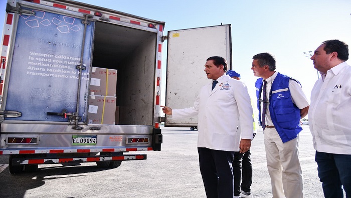 El cargamento fue recibido en el Aeropuerto Internacional Las Américas Dr. José Francisco Peña Gómez por una comisión.