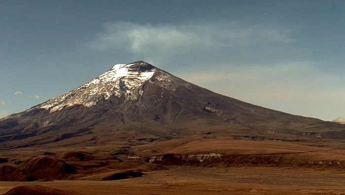 Situado a 45 kilómetros al sur de Quito, el volcán hasta el momento ha provocado leve caída de ceniza en Mulaló.