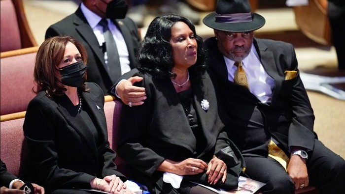 La familia de otros hombres y mujeres negros asesinados por la policía, incluidos George Floyd, Breonna Taylor, Botham Jean y Eric Garner, también asistieron al funeral y la madre de Nichols pidió a los funcionarios que evitaran más tragedias.