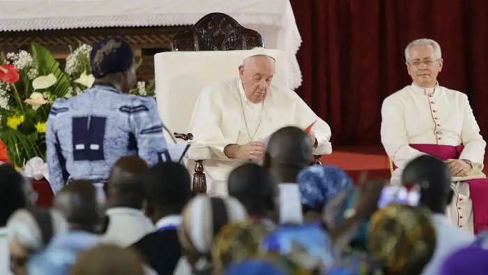 El papa Francisco también sostuvo una reunión con sacerdotes y religiosos en la catedral de Notre-Dame de esa nación