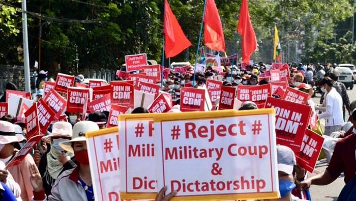 Bajo la ley marcial, todo el poder del poder judicial se transfiere al líder del golpe militar Min Aung Hlaing y sus comandantes.