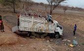 El Servicio Nacional de Policía de Kenya estimó que el peso del vehículo hizo que este se volcara.