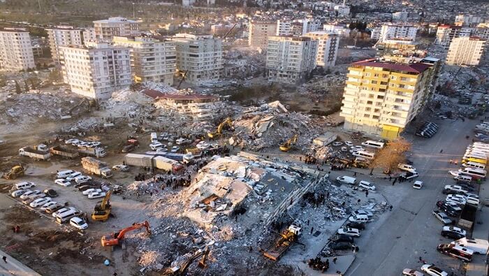 La Agencia de Gestión de Desastres y Emergencias (AFAD) de Türkiye precisó que 98.153 personas participan en las labores de búsqueda y rescate.