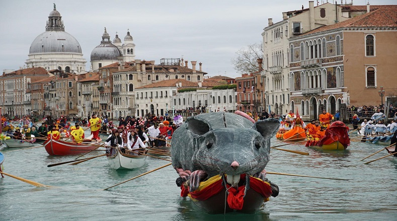 En Venecia, la ceremonia de apertura tuvo lugar a lo largo del Gran Canal con un original desfile denominado Soñadores originales, donde se ponderaron las constelaciones y los elementos del zodiaco, matizados por la originalidad y la creatividad.