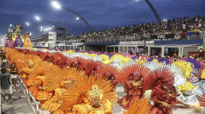 El Carnaval de Río, en Brasil, inició el domingo con la presencia de más de 70.000 personas, y el desfile de unas 12 escuelas de samba por la pasarela del Sambódromo, de 700 metros, haciendo gala de la creatividad y exponiendo temáticas variadas estrechamente relacionadas con la historia de esa nación: las raíces africanas, los recuerdos de la niñez y la exclusión social.