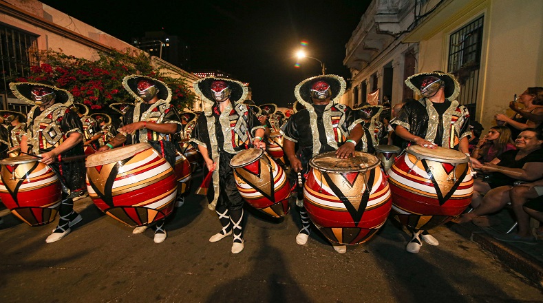 Desde el pasado viernes inició el Desfile de Llamadas del carnaval uruguayo por la calle Isla de Flores, en Montevideo (capital), con 27 conjuntos que marcharon dotando de colorido y alegría a estas singulares fiestas populares. 