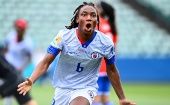 Dumonay de Haití celebra su primer gol anotado contra Chile durante el partido de repechaje al Mundial de fútbol Femenil 2023.