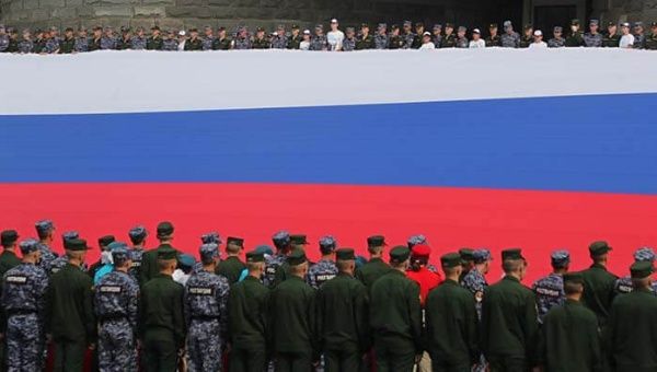 Soldados rusos celebran los avances de sus fuerzas sobre territorio del Donbás ucraniano.