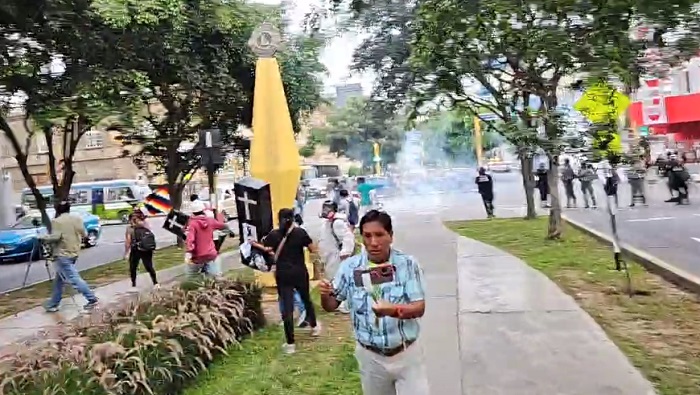 La Policía peruana cerró la calle y gaseó a los manifestantes, que se movilizaron de manera pacífica.