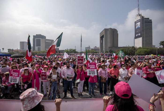 A la concentración también acudieron líderes de partidos políticos de oposición como Marko Cortés, presidente del conservador Partido Acción Nacional (PAN) y Jesús Zambrano, del Partido de la Revolución Democrática (PRD).